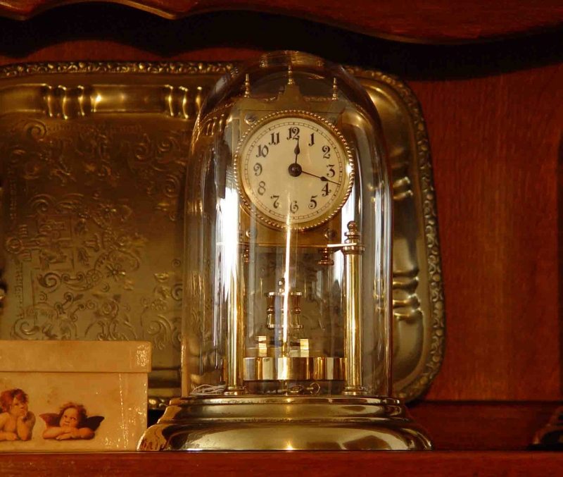 RELOJ DE MESA CON PÉNDULO DE TORSIÓN